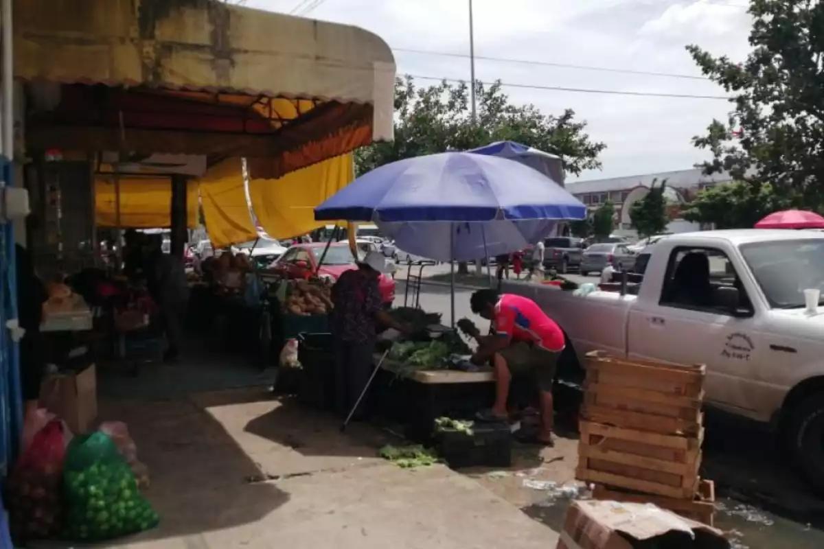 El robo hormiga provoca fuertes pérdidas económicas en los comercios semifijos del mercado Lázaro Cárdenas