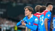 El Atleti logra su primera victoria fuera de casa (0-2) ante el Betis con un Baena protagonista