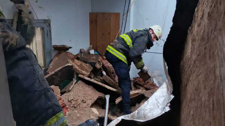 Tragedia en zona oeste: una mujer murió aplastada al derrumbarse una losa en su casa