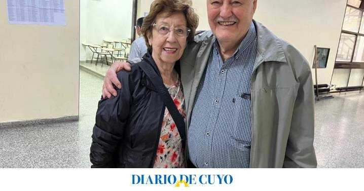 Ella tiene 81, él 80 y llegaron de la mano a votar para “fortalecer la democracia”