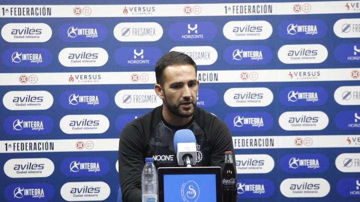 Dani Vidal, entrenador del Avilés, quita hierro a los problemas defensivos de su equipo: "No es algo que me preocupe porque hay mimbres para trabajarlo"