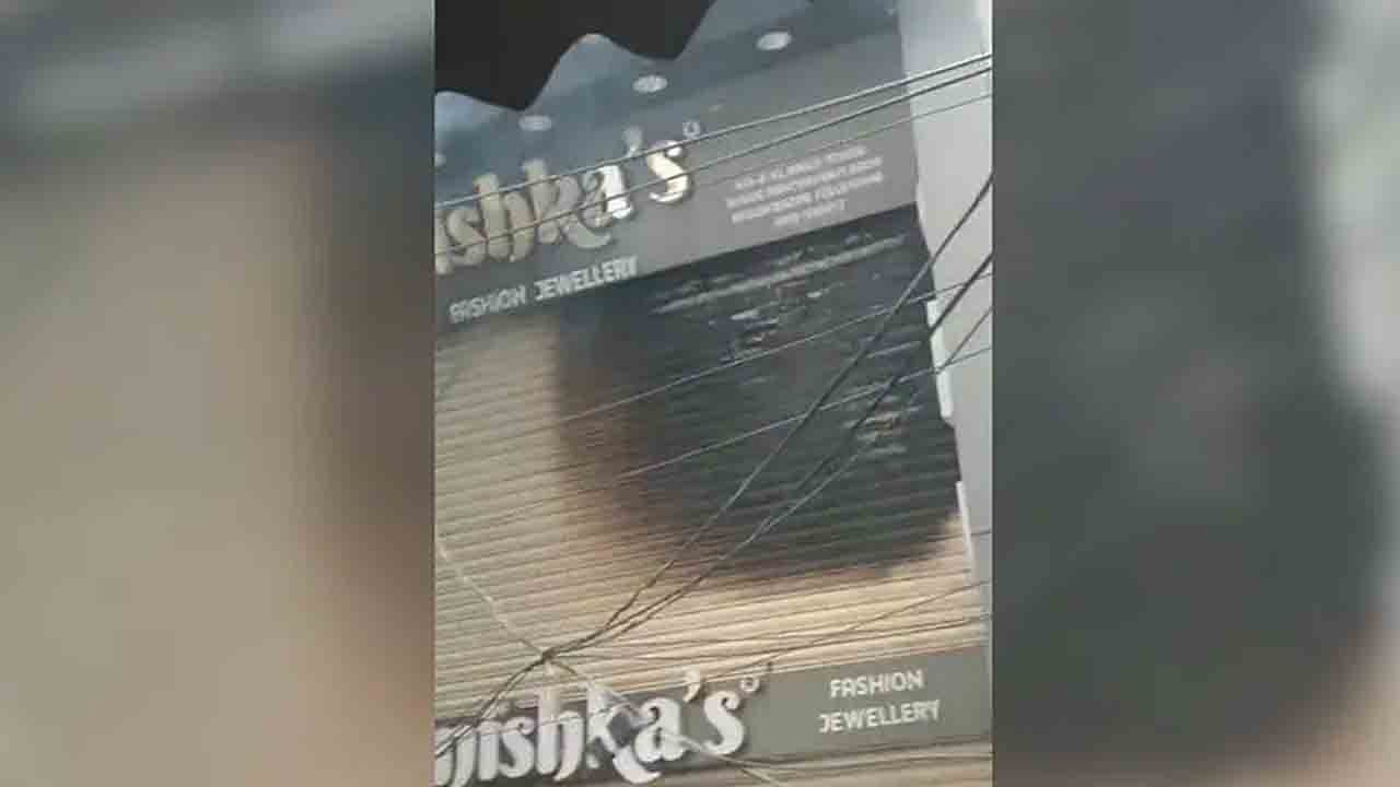 Massive Fire In Jewelry Store At Begum Bazar