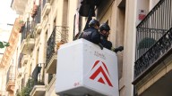 Aparatoso desalojo de un edificio okupado en el barrio de la Vila de Gràcia de Barcelona