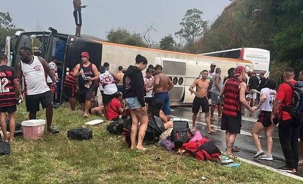 Tres heridos graves: volcó un micro con hinchas de Flamengo que viajaban a ver el partido contra Racing