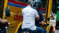 “Sentí un olor químico y me empecé a marear”: nueva modalidad de robo al usar casco de moto pedida por aplicación