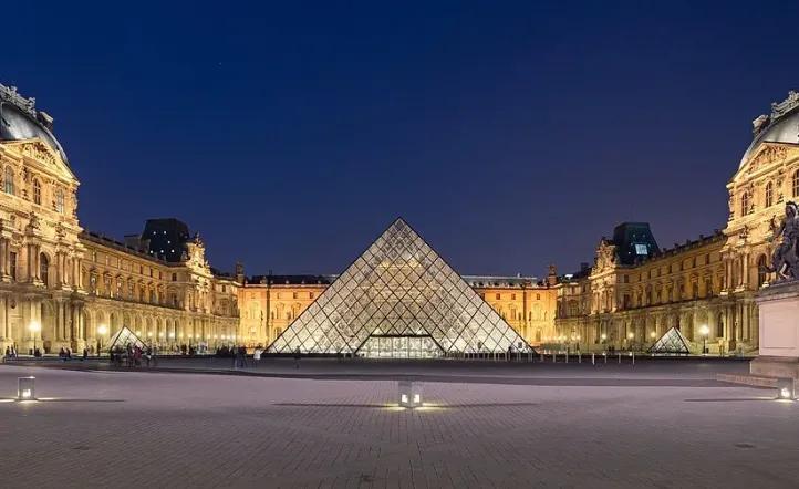 Robo de película en el museo del Louvre: en 7 minutos se llevaron joyas de "valor incalculable"