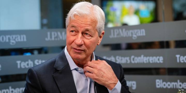 JPMorgan beats expectations in strong earnings as Jamie Dimon says the U.S. economy 'generally remained resilient'