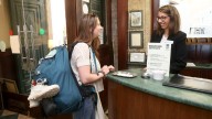 Dudas y errores en los primeros cobros de la tasa turística en algunos alojamientos de Santiago