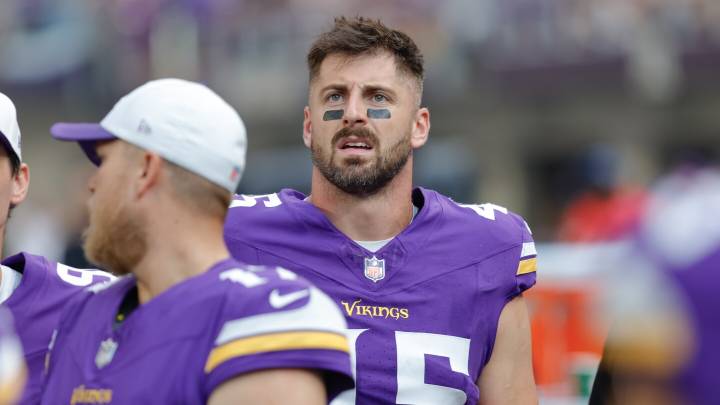 Vikings cut TE Nick Vannett, OL Vershon Lee
