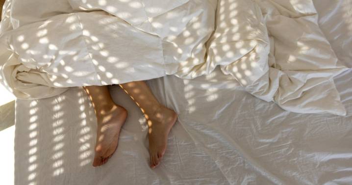 Why You Always Sleep With One Foot Out Of The Blankets