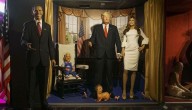 Polémica obra de chileno en museo de Madrid: Netanyahu como Chucky y Milei de perro
