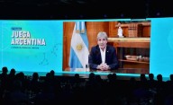 Caputo dijo que la competencia "no debe venir de una devaluación" y prometió reformas laboral y tributaria