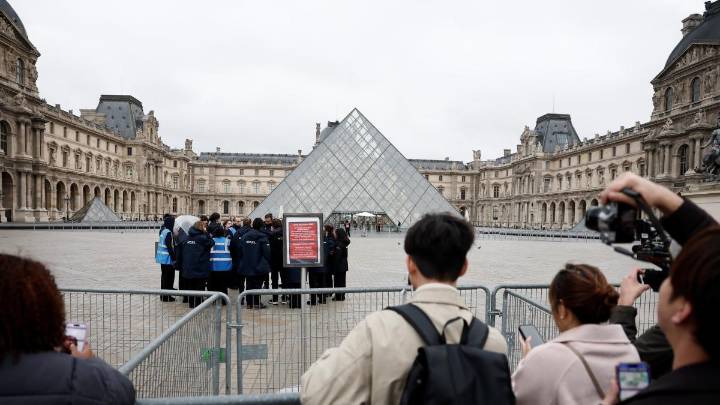 El robo en el Louvre deja un trauma en Francia como el incendio de Notre Dame