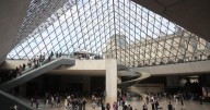 Arrestan a sospechosos por robo de joyas del Museo del Louvre de París