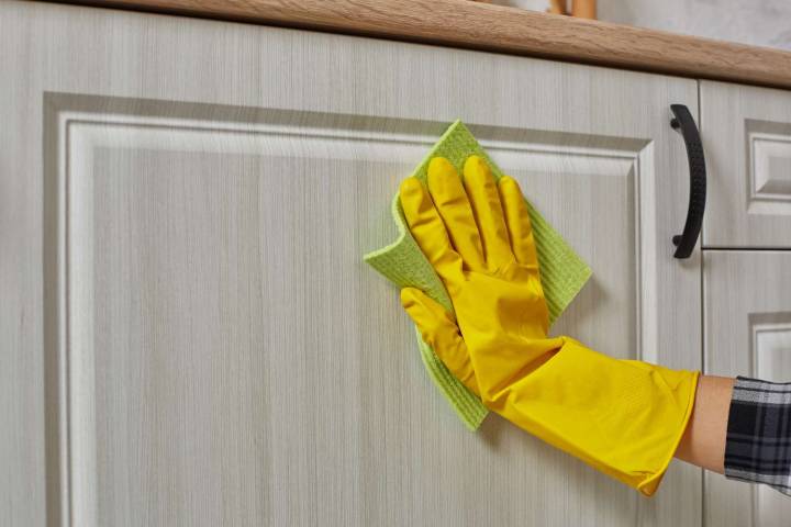 How to Remove Grease From Kitchen Cabinets: 4 Easy Ways