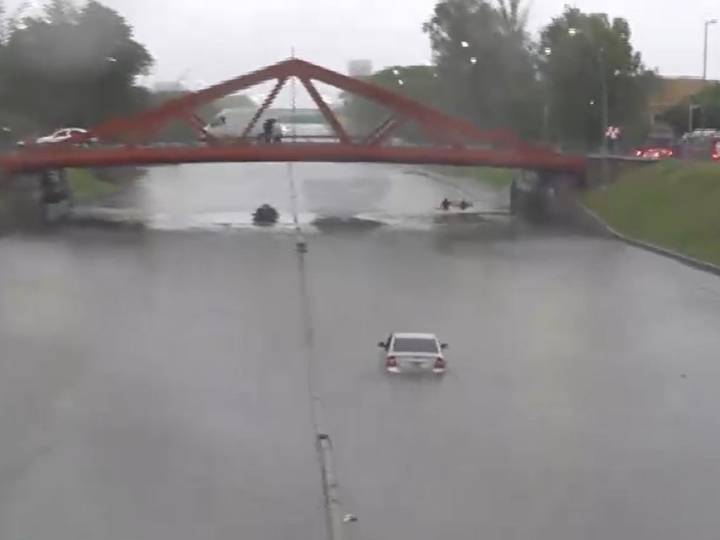 Videos: las imágenes más dramáticas de la inundación por el diluvio en el AMBA
