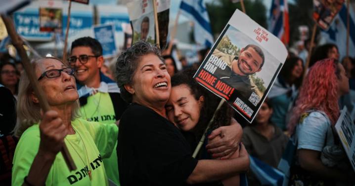 Hamás entrega a la Cruz Roja a primeros rehenes israelíes tras cese al fuego en Gaza