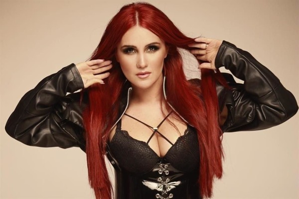 Revela Dulce María que está embarazada