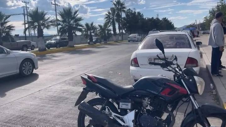 Motociclista resulta lesionado tras chocar contra auto estacionado en el Conalep
