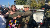 Manifestantes protestan ante las instalaciones de ICE en Illinois durante visita de Kristi Noem