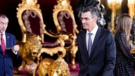 Los escándalos le sientan bien a Sánchez
