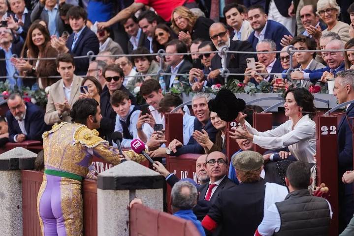 Un brindis a la "valiente" Ayuso y otro a Abascal para sellar el camino del mejor torero de la historia: el adiós de Morante al calor de sus discípulos