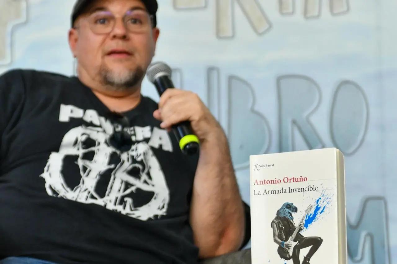 Antonio Ortuño presenta “La Armada Invencible” en la Feria del Libro de Morelia