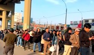 SJL: Usuarios hacen largas colas en la estación Santa Rosa por paro de transportistas