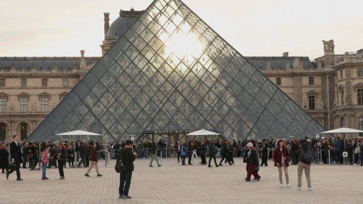 Los dos detenidos por el robo del Louvre reconocen "parcialmente" su participación en los hechos
