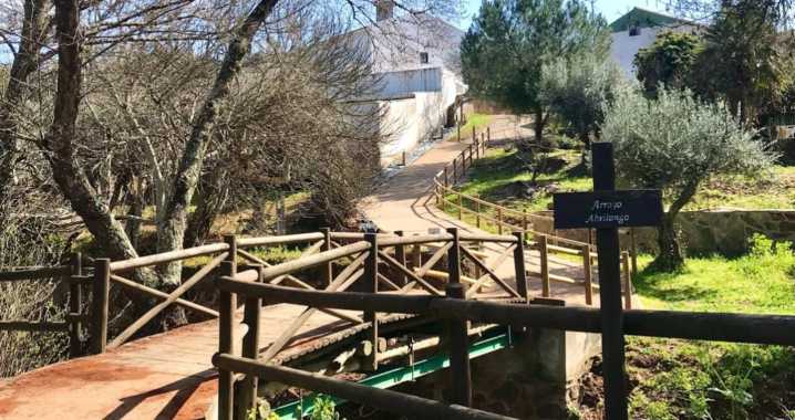Un impronunciable puente une dos naciones en menos de seis metros, transformando el tiempo con solo cruzarlo