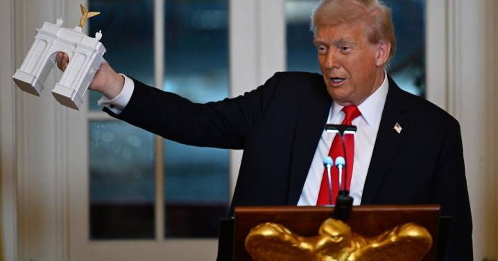 Trump hosts glitzy dinner for wealthy donors to new White House ballroom