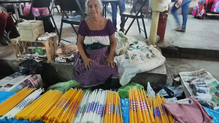 Xantolo 2025: Margarita, artesana con más de 40 años elaborando velas en Jaltocán