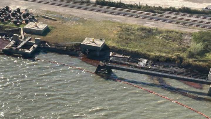 Oil spill contained after vessel strikes pier in Galveston, Coast Guard says
