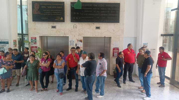 Transportistas de Calkiní protestan en Palacio de Gobierno por pirataje