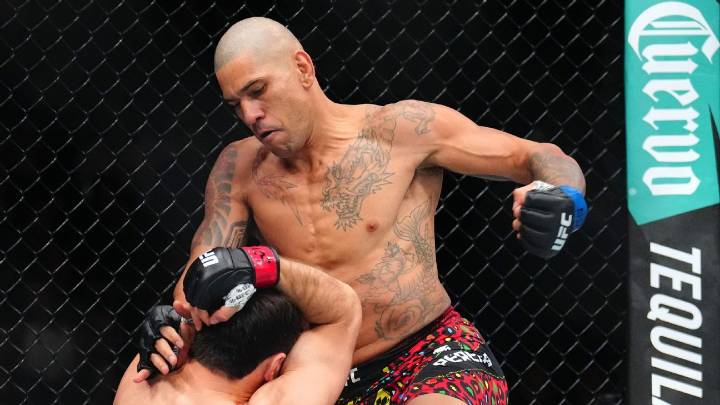 Pereira reclaims title in 80-second TKO of Ankalaev at UFC 320