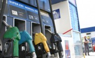 El Gobierno prorrogó por un mes la suba del impuesto a los combustibles