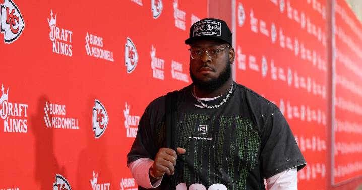 Offensive-line attrition: Chiefs RG Trey Smith exits Raiders game with back injury
