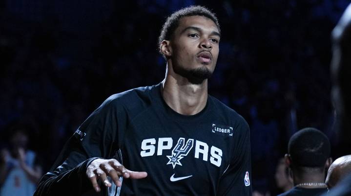 Watch Spurs’ Victor Wembanyama hit incredible 360 layup vs. Raptors