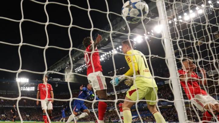 Richard Ríos la pasó terrible en Champions con Benfica; su autogol le dio la victoria 1