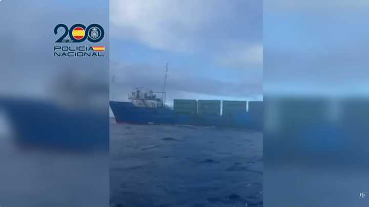 La policía española se incauta de 6,5 toneladas de cocaína en un barco frente a las Islas Canarias y detiene a 9 personas tras recibir información de Estados Unidos