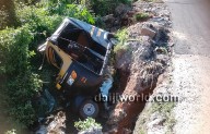 Auto-rickshaw falls into drain at Manipal, driver loses control
