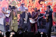 Damon Albarn canta “¿Y todo para qué?” junto a Meme del Real y Ricky Muñoz durante concierto de Africa Express