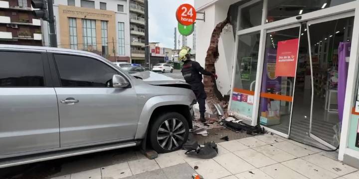 Una camioneta 4x4 se incrustó en una farmacia tras un violento choque en el barrio porteño de Caballito