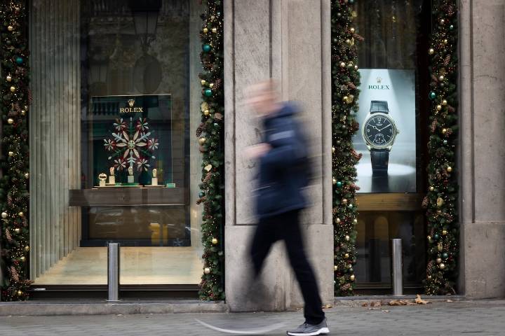 Aprovechan un semáforo para robarle un reloj de lujo a un conductor que circulaba con la ventanilla bajada en Barcelona