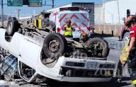 Falla en neumático provoca volcadura en la carretera Monterrey