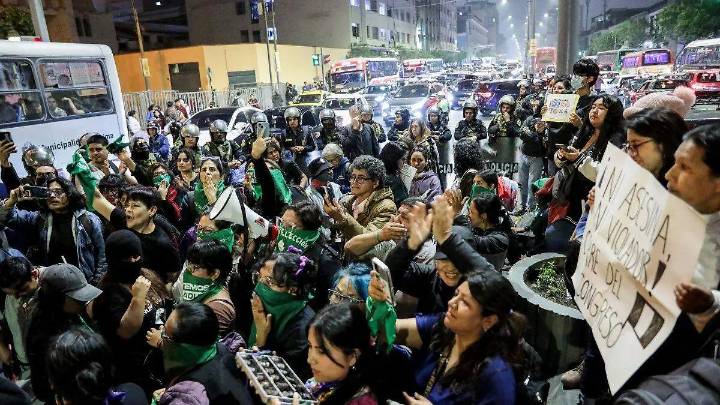 Nuevo presidente de Perú enfrenta primeras protestas en su contra