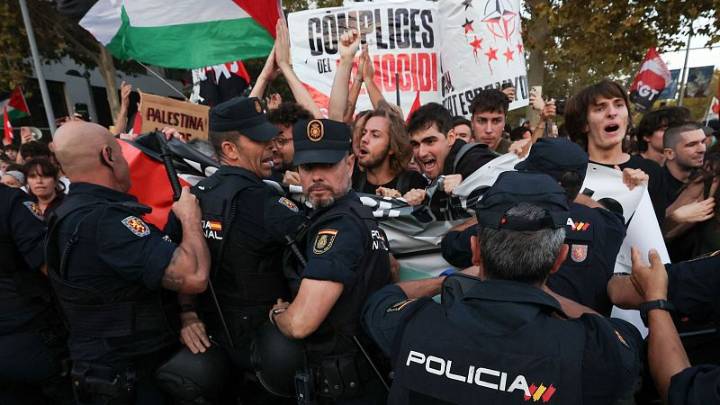 Cargas policiales en la manifestación 'propalestina' en la previa del Valencia Basket