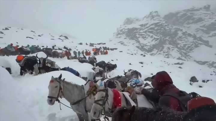 Snowstorm traps hundreds of hikers on Mount Everest during China’s national holiday