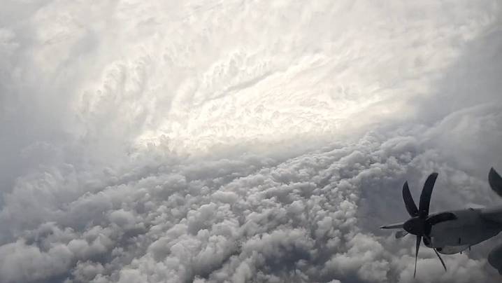 Avión Cazahuracanes se Adentra en el Ojo de Melissa y Graba Sorprendente Video del Ciclón