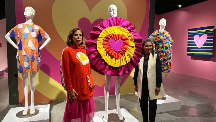 ¡La moda llega al Festival Santa Lucía! Presentan exposición de Ágatha Ruiz de la Prada